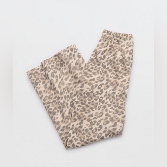 Aerie Street Trouser in Leopard Print - Picture 6 of 8